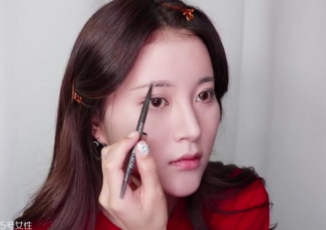 ����ɫ��Ӱ�ʺ�ʲô�� ����ɫ��Ӱ�ʺϵķ�ɫ